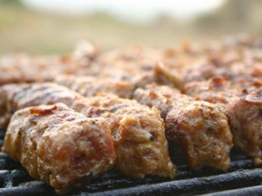 Kaufland a retras de pe rafturi pasta de mici de la Nicolin